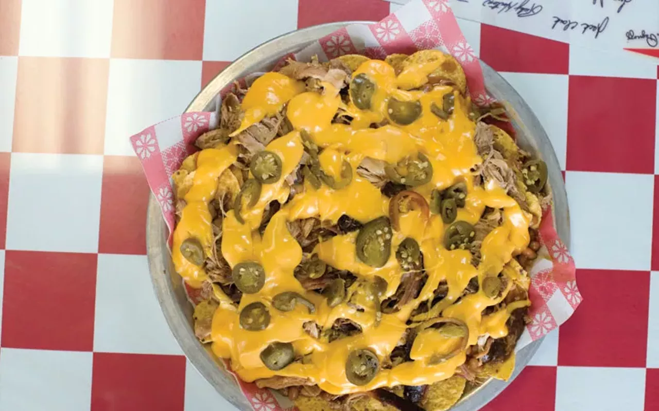 nachos with pulled pork and jalepe&ntilde;os
